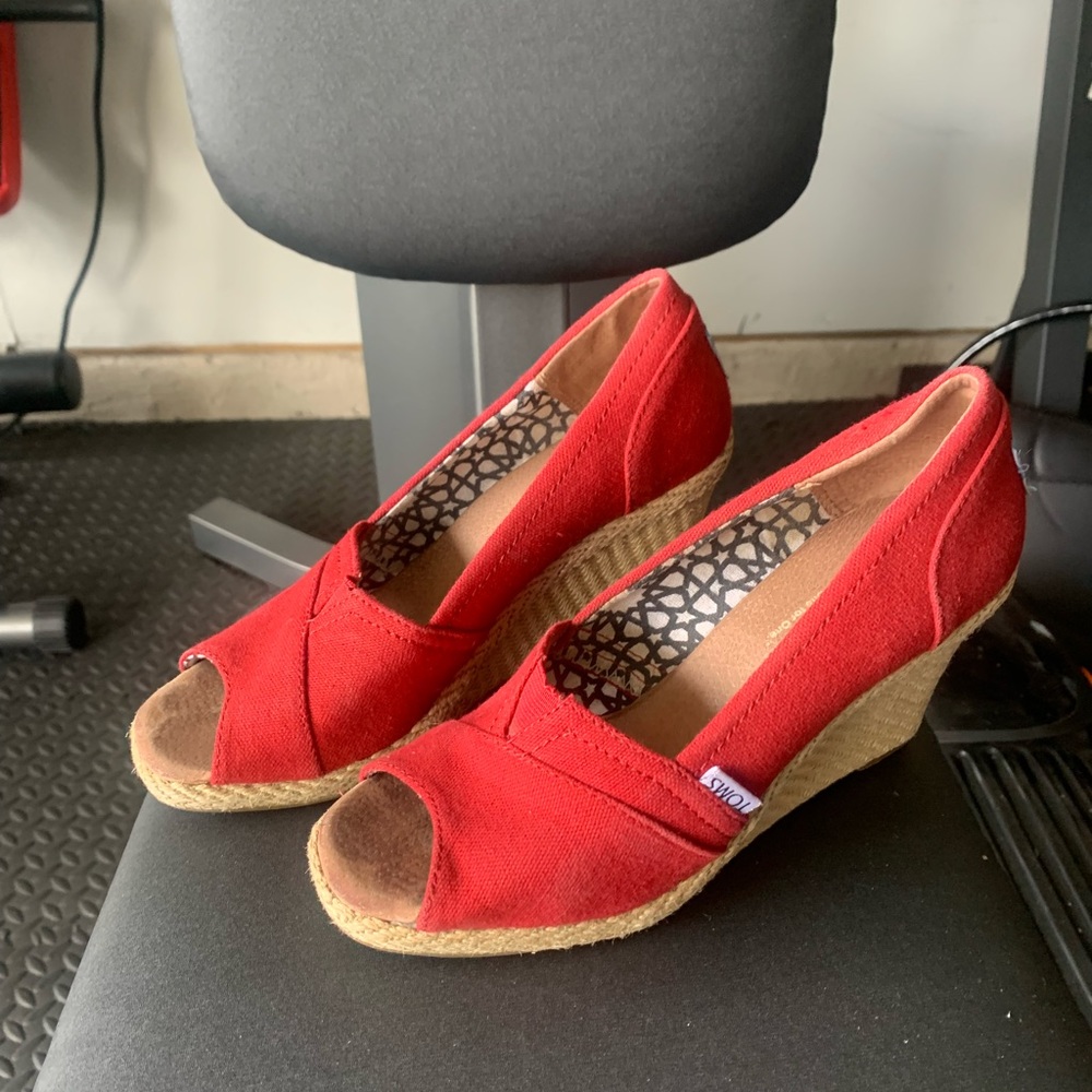 Toms red wedge 6.5 in Great used Condition